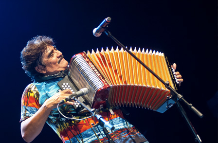 Muere el cantante Celso Piña, víctima de un infarto