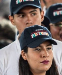 Ponen a “Huacho” Díaz Mena contra la pared por las becas asistencialistas, jóvenes denuncian que les roban su dinero