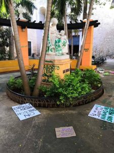 Mujeres abortistas dañan el Monumento a la Madre