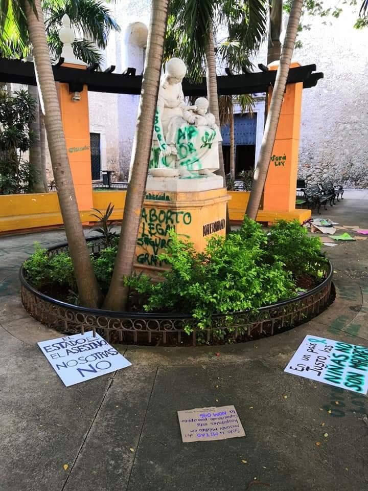 Mujeres abortistas dañan el Monumento a la Madre