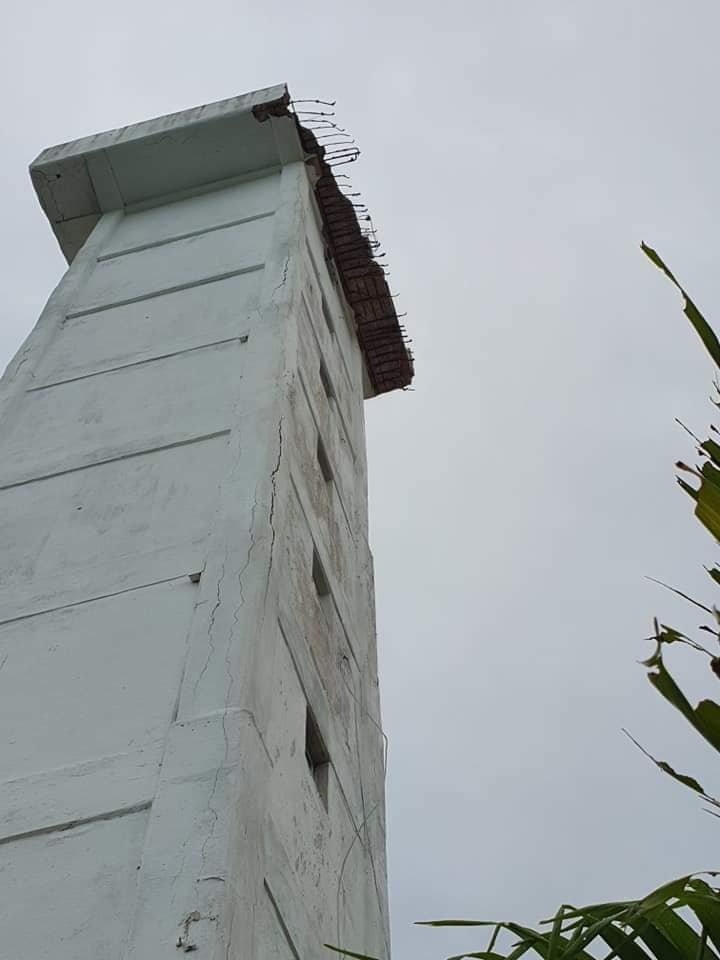 Pidieron ayuda a “Huacho” Díaz para reparar el faro de Río Lagartos, jamás respondió y ahora la marquesina cayó al suelo