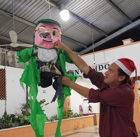 La división de Morena se refleja hasta en las posadas: rompen piñata parecida a “Huacho”