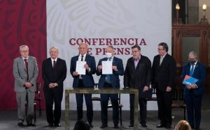 “Me voy a poner cubrebocas cuando se acabe la corrupción”, reta López Obrador