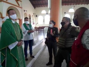 Policías de Colombia intentaron detener la misa dominical para evitar contagios del Covid, pero no pudieron