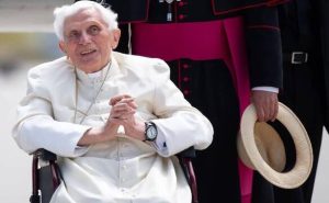 Benedicto XVI sufre una enfermedad dolorosa, pero no mortal