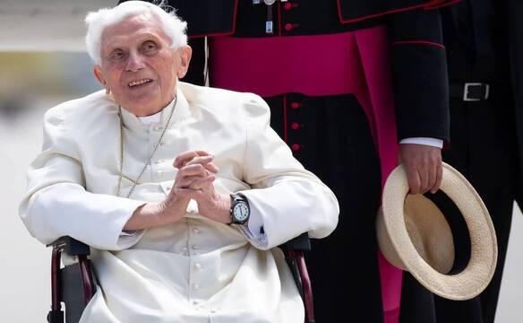 Benedicto XVI sufre una enfermedad dolorosa, pero no mortal