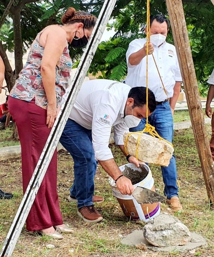 “Huacho” Díaz imita a Ivonne Ortega con la colocación de “primeras piedras”