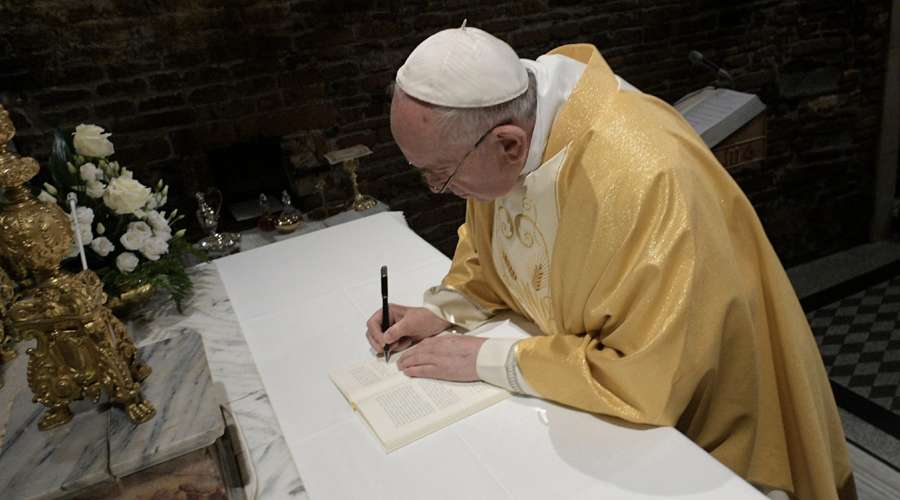 En su nueva encíclica el Papa Francisco llama a convertir el amor en una fuerza universal
