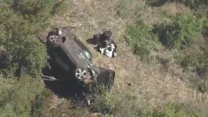 Operan a Tiger Woods tras caer su automóvil a un barranco
