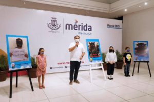 Renán Barrera premia a los niños ganadores del concurso “Nombra al Jaguar”