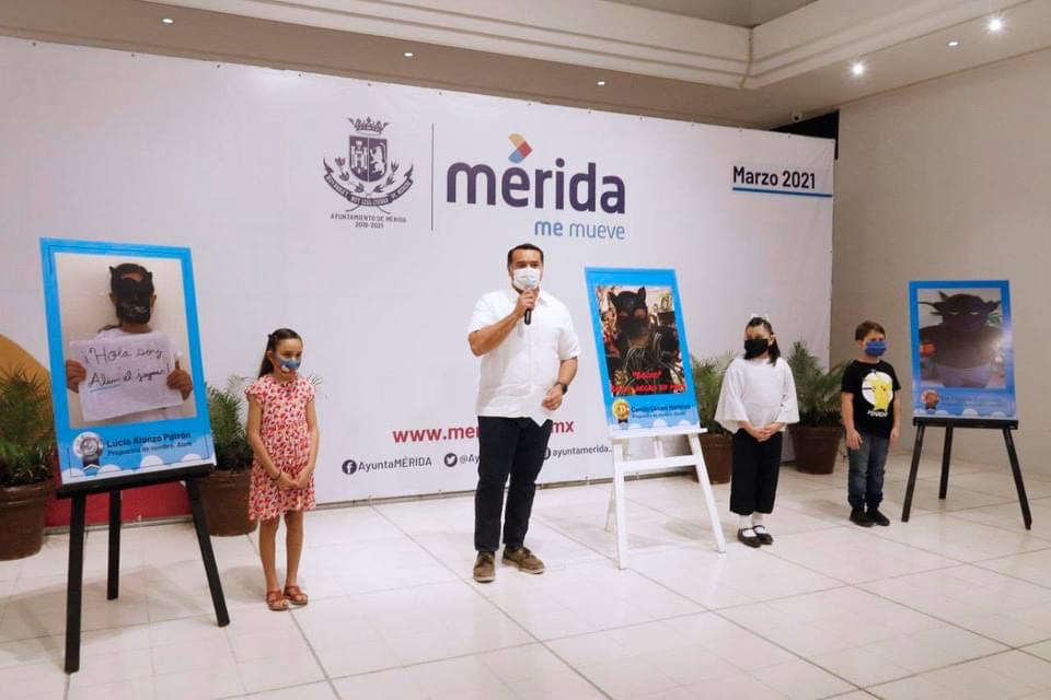 Renán Barrera premia a los niños ganadores del concurso “Nombra al Jaguar”