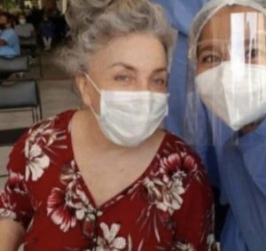 Verónica Castro, con canas y sin maquillaje, acude a  aplicarse la primera dosis de la vacuna anti COVID-19