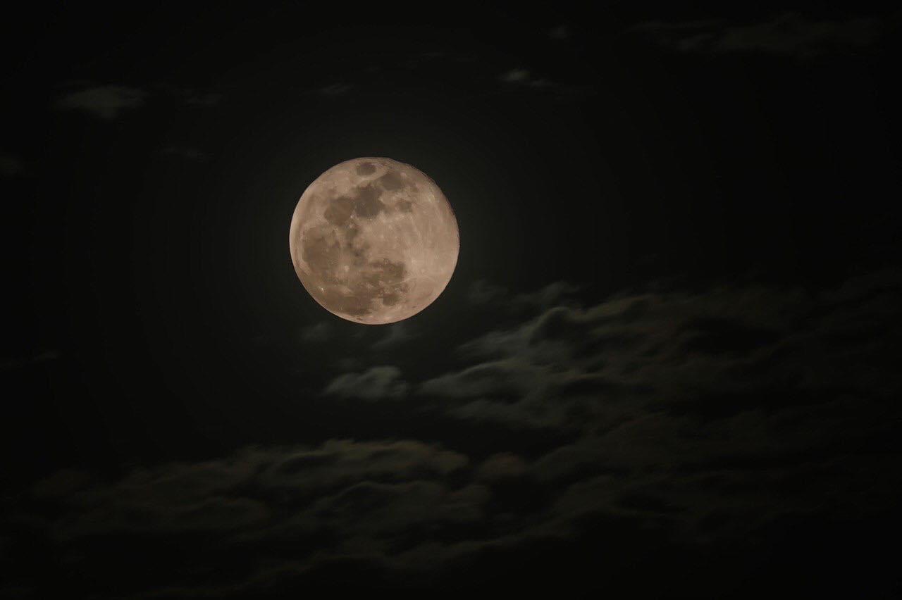 Lluvia de estrellas y superluna rosa destacarán en el firmamento para este abril