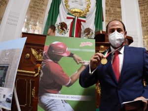 El equipo de béisbol Diablos Rojos del México recibe medalla al mérito turístico