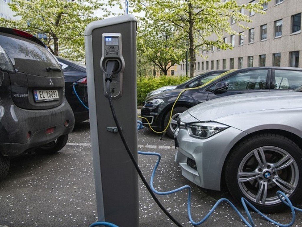 Ventas de autos eléctricos “aceleran” en el mundo, pero no en México