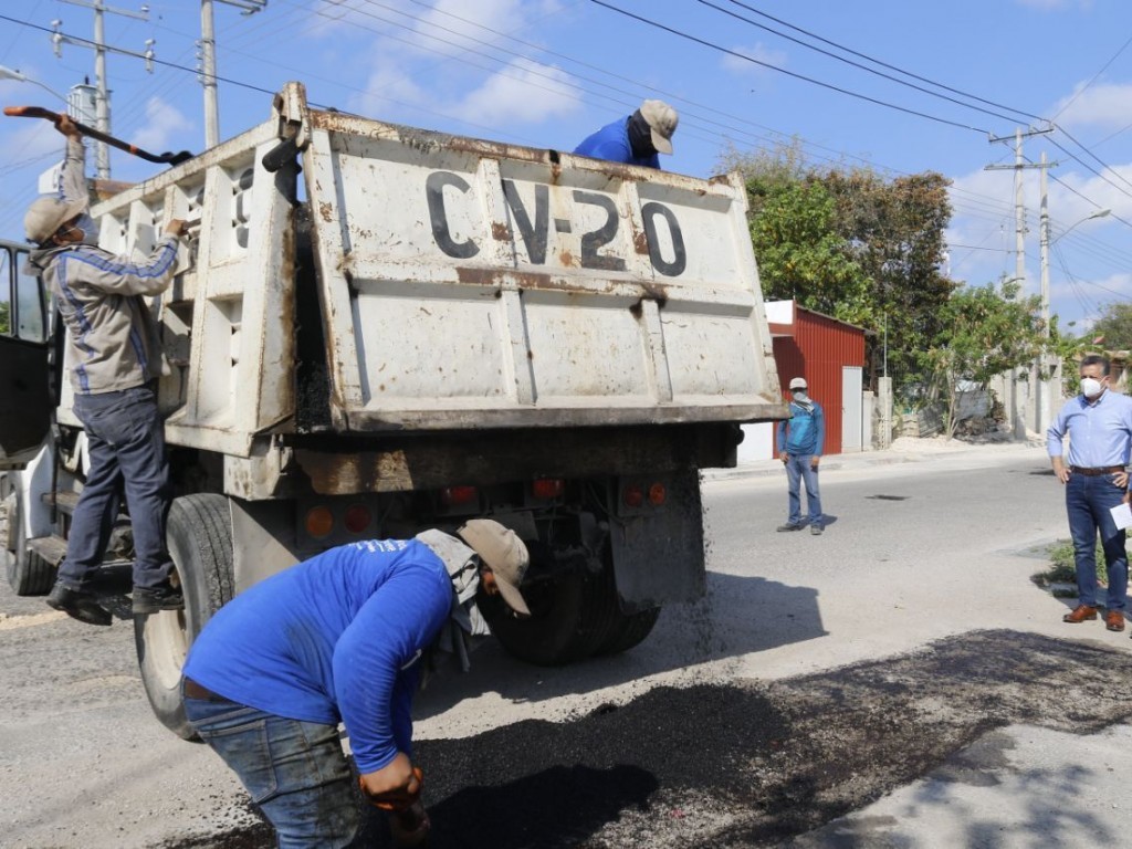 Ayuntamiento avanza en las labores de bacheo en colonias y comisarías de Mérida
