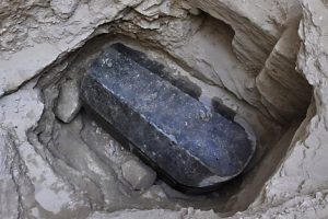 Abren enigmático sarcófago y el más grande, hasta ahora, en Alejandría