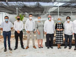 Embajadora de Finlandia visita la Biofábrica del CICY