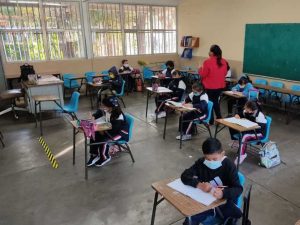 Con cubrebocas y sana distancia, regresan a clases presenciales en Aguascalientes