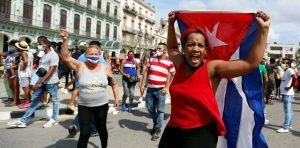 Miles de cubanos protestan en las calles y el régimen comunista los amenaza