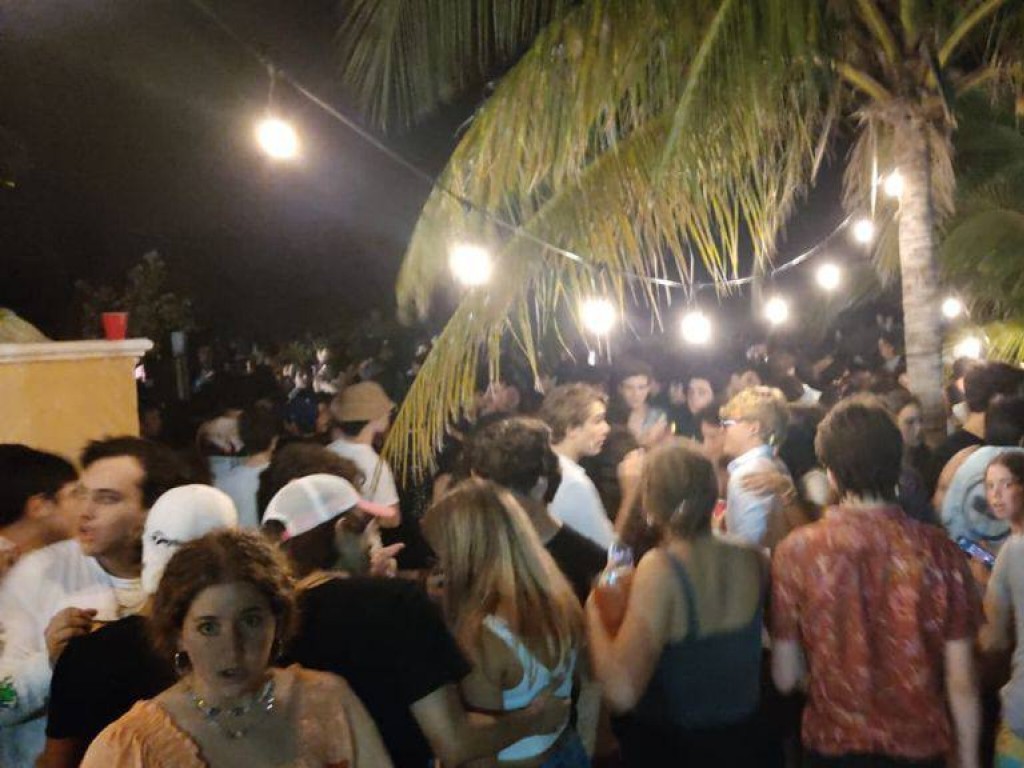 Sin miedo al Covid: autoridades clausuran megafiesta en Chicxulub