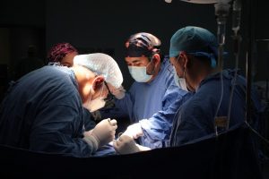 Médicos del IMSS logran exitoso trasplante de riñón de donante vivo