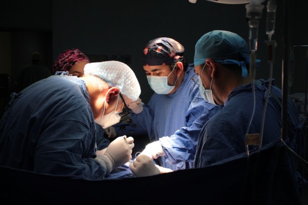 Médicos del IMSS logran exitoso trasplante de riñón de donante vivo