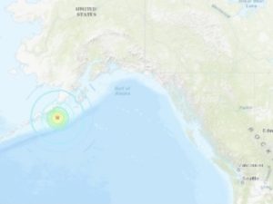 Un terremoto de magnitud preliminar 8.2 sacudió la costa de Alaska