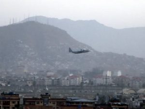 Estados Unidos anuncia represalias por atentados a aeropuerto de Kabul