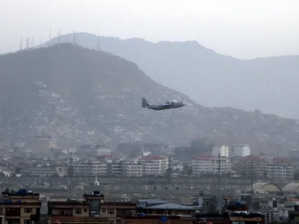 Estados Unidos anuncia represalias por atentados a aeropuerto de Kabul