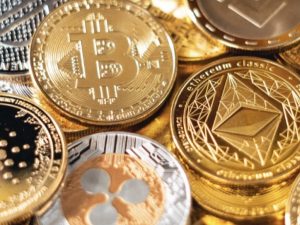China prohíbe el uso del bitcoin y criptomonedas; la medida tira su precio