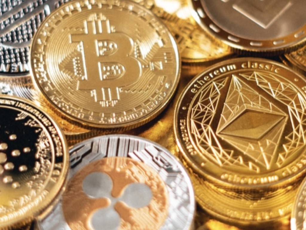 China prohíbe el uso del bitcoin y criptomonedas; la medida tira su precio