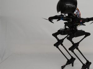 Crean un dron capaz de volar, caminar sobre una cuerda floja y patinar
