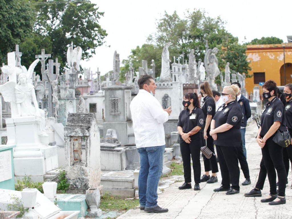 Estudiantes españoles conocen las costumbres mortuorias de Mérida
