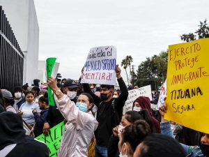 Migrantes protestan ante cuartel en Tijuana tras amenazas de un cártel