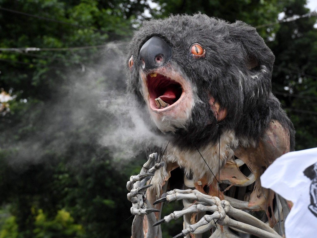 Manifestantes climáticos desfilan con Blinky, un koala en llamas con la piel quemada en Australia