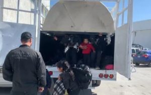 Aseguran a 59 migrantes que se escondían en tinacos gigantes falsos en Nuevo León