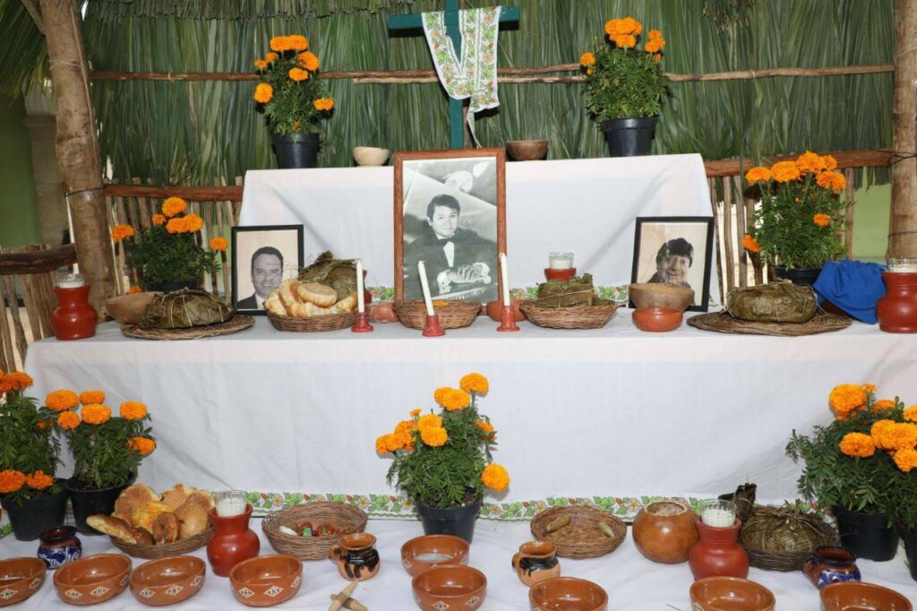 Se honra la memoria de los difuntos con un altar colocado en Palacio de Gobierno