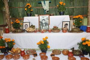 Se honra la memoria de los difuntos con un altar colocado en Palacio de Gobierno