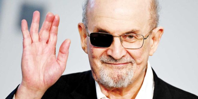 Salman Rushdie da aliento a los jóvenes escritores; “cualquiera puede escribir sobre todo”