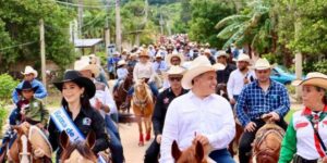 Renán Barrera participa en una cabalgata con causa en Tekax