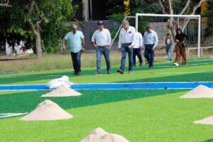 Supervisa Vila los trabajos de modernización de 8 canchas de fútbol del Complejo Kukulcán
