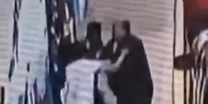 Un hombre mayor defiende a una mujer y un joven de 16 años lo golpea hasta matarlo
