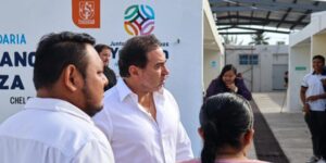 Visitan Chelem para supervisar el mejoramiento de un plantel