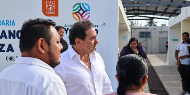 Visitan Chelem para supervisar el mejoramiento de un plantel