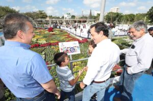 Familias yucatecas comienzan a disfrutar junto con el Gobernador Mauricio Vila Dosal, del Paseo Navideño de las Flores