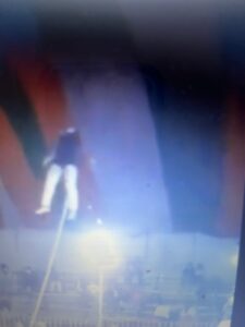 Acróbata de circo muere desnucada al colgarse del pelo en pleno show