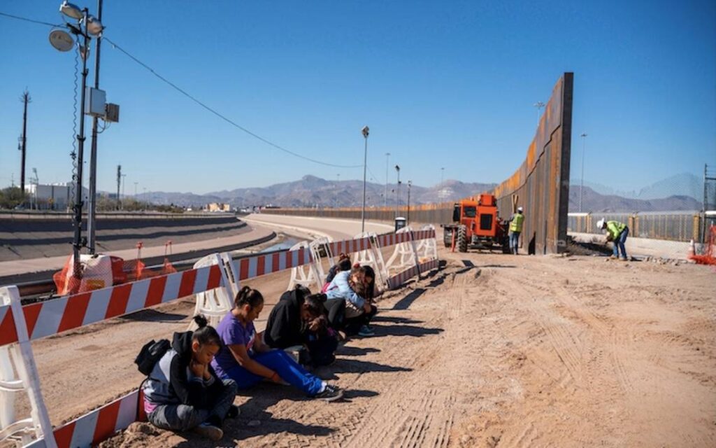 Texas pone otra barrera e impide que patrulla fronteriza ayude a migrantes