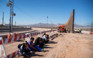 Texas pone otra barrera e impide que patrulla fronteriza ayude a migrantes