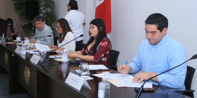 Distribuyen iniciativas a diputados de la comisión de Puntos Constitucionales y Gobernación
